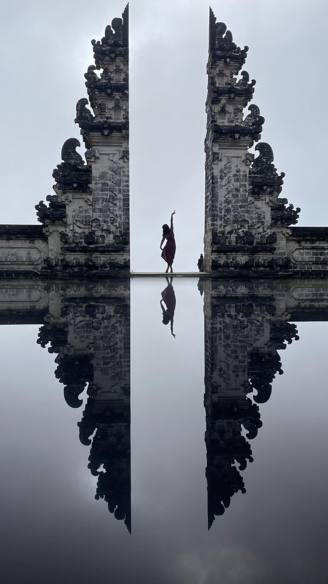 Ein balinesischer Tempel mit Spiegelung in stillem Gewässer