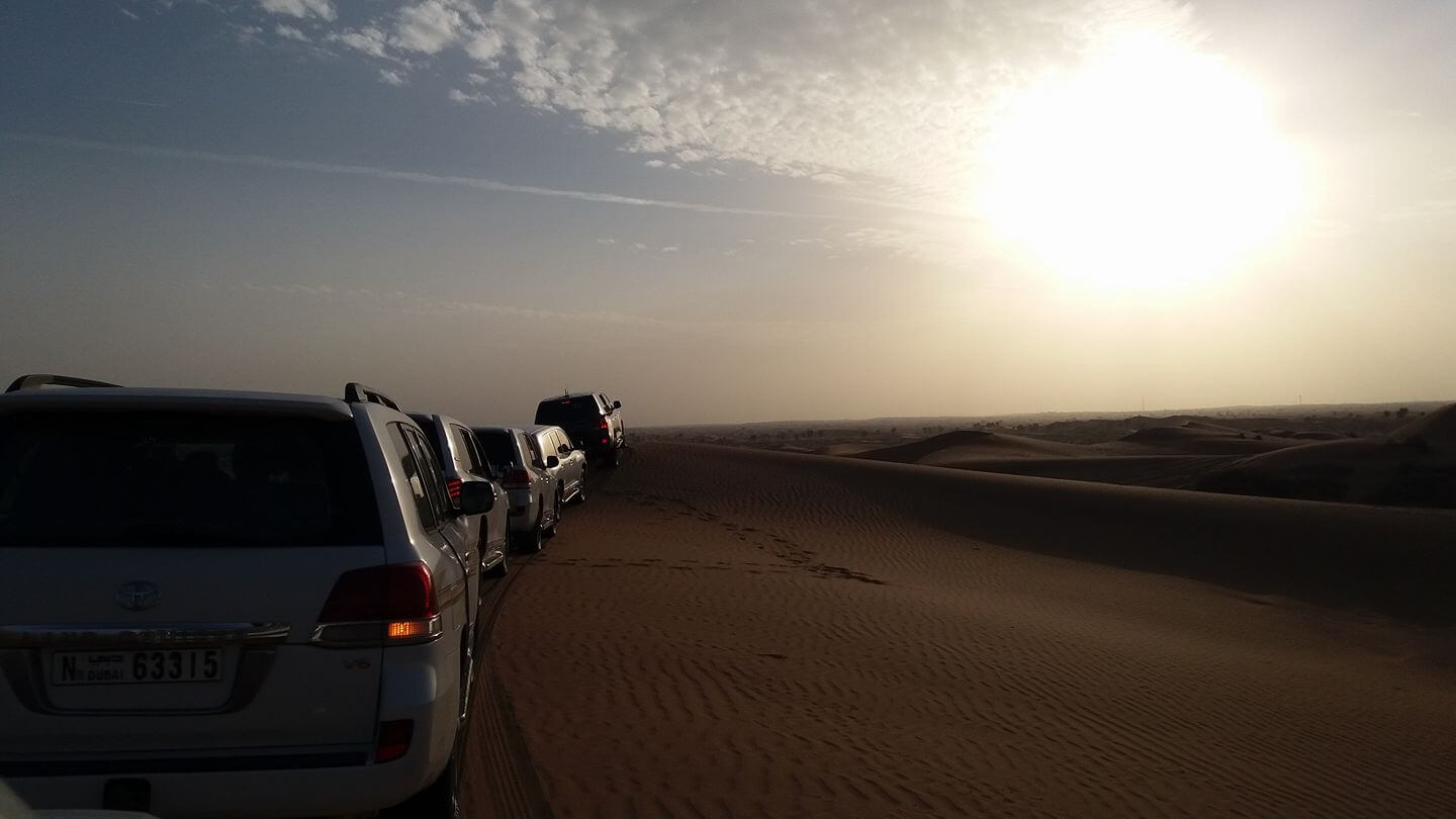 Eine Autokollonne in der Wüste