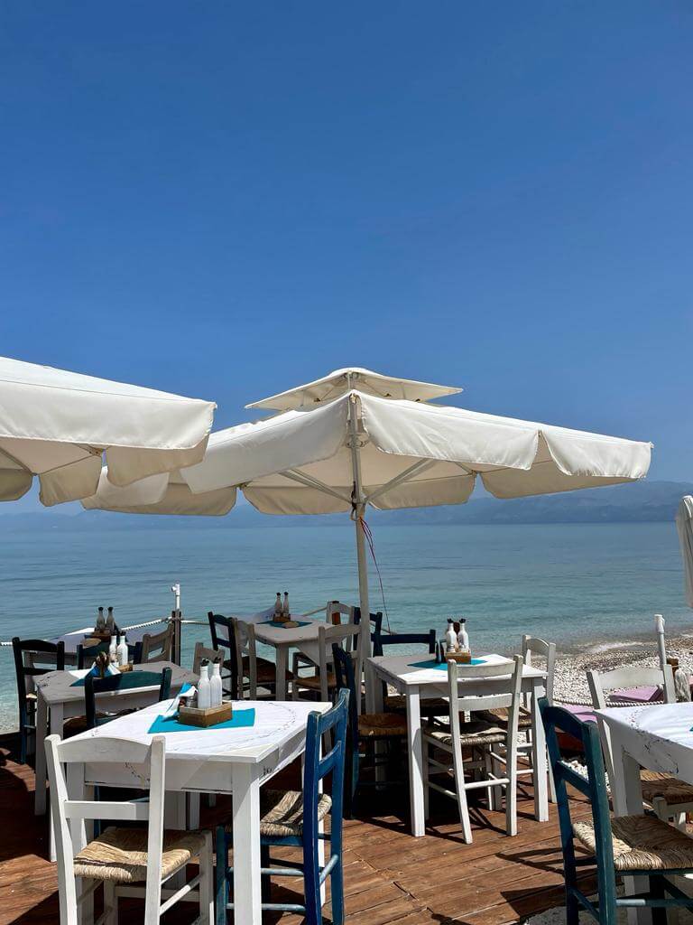 Der Außenbereich einer griechischen Taverne mit Meerblick