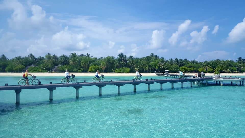 EIne Radbrücke durch's türkisblaue Meer