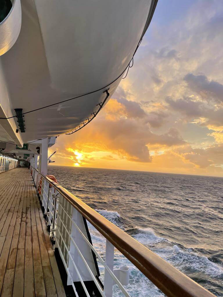 Eine Veranda auf einem Kreuzfahrtschiff mitten im Meer