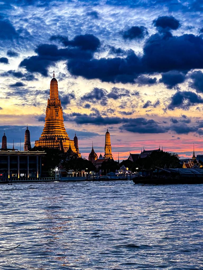 Thailändischer Tempel - beleuchtet und am Meer